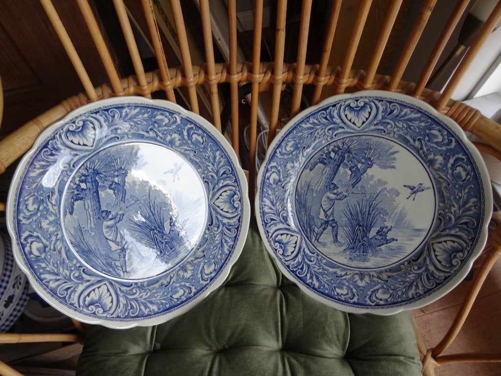 2x Oud wandbord Delfts blauw jager met geweer en jachthond, Ophalen