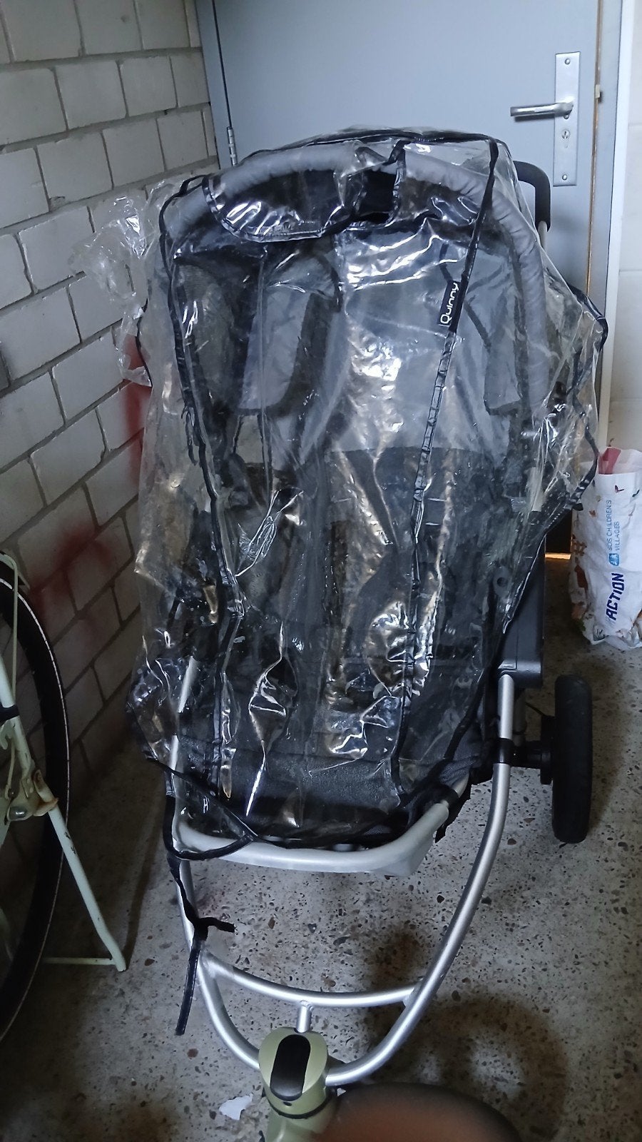 de buggy is nieuw  en hij kan een baby draagen tot groot kin, Ophalen, Zo goed als nieuw, Zonnekap