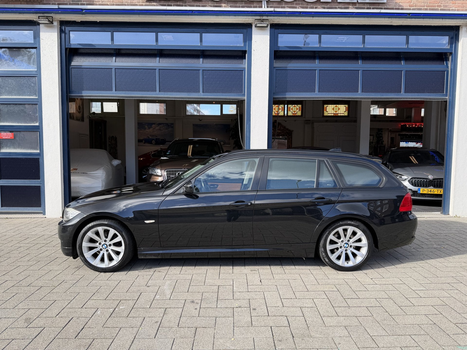 BMW 3 Serie Touring 318i Business Line LEDER/SPORT INTERIEUR, Euro 5, Achterwielaandrijving, Zwart, Origineel Nederlands