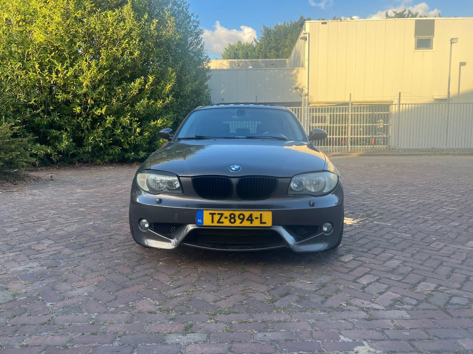 BMW 120i (2006) – Rijdend – Zo mee, Achterwielaandrijving, Navigatiesysteem, Zwart, 4 cilinders