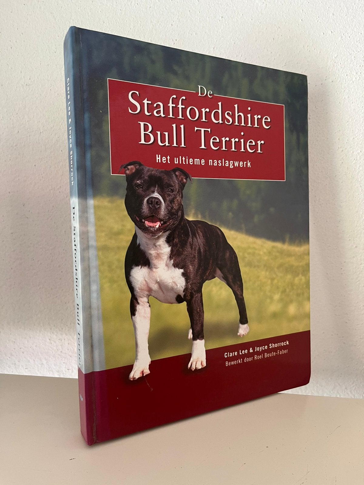 De Staffordshire Bull Terrier - Clare Lee - Stafford, Ophalen of Verzenden, Zo goed als nieuw, Honden