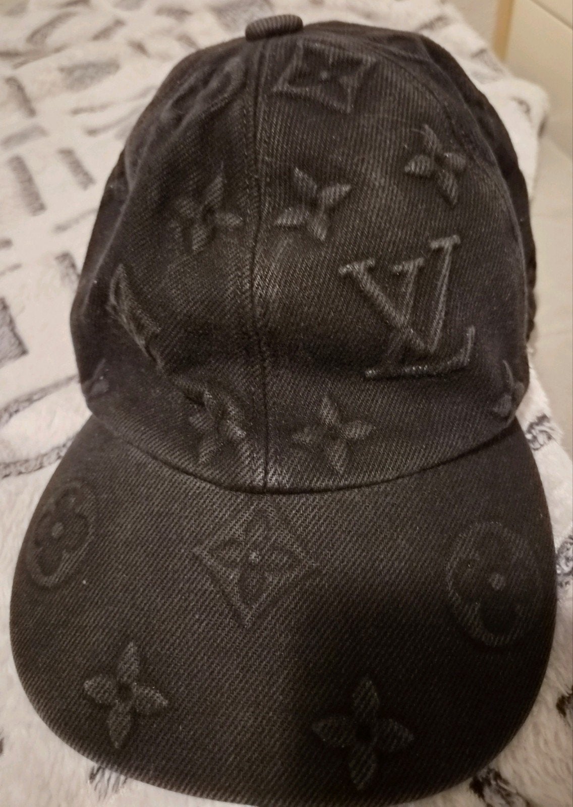 Louis Vuitton Monogram Pet Zwart, Kleding | Heren, Pet, Louis Vuitton, Gedragen, One size fits all