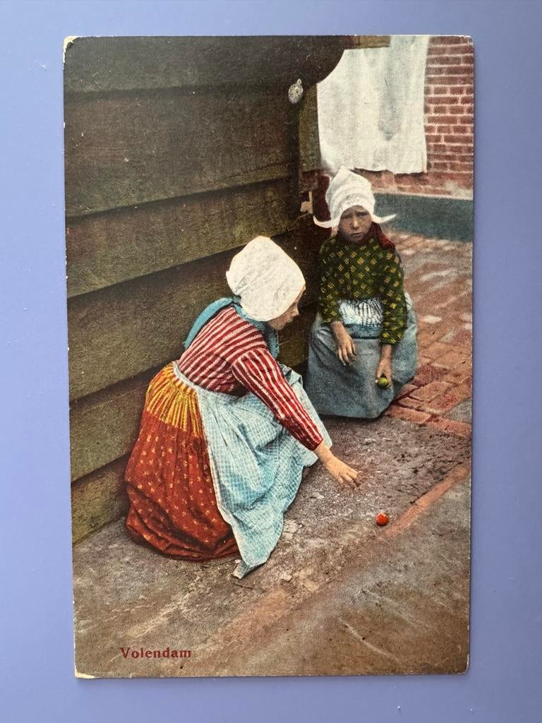 Oude ansichtkaart Volendam - Meisjes in klederdracht, Ophalen of Verzenden, Voor 1920, Gelopen, Noord-Holland