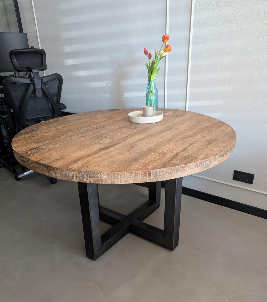 Ronde mangohout eettafel met stalen poten, Rond, Zo goed als nieuw, Vier personen, Industrieel