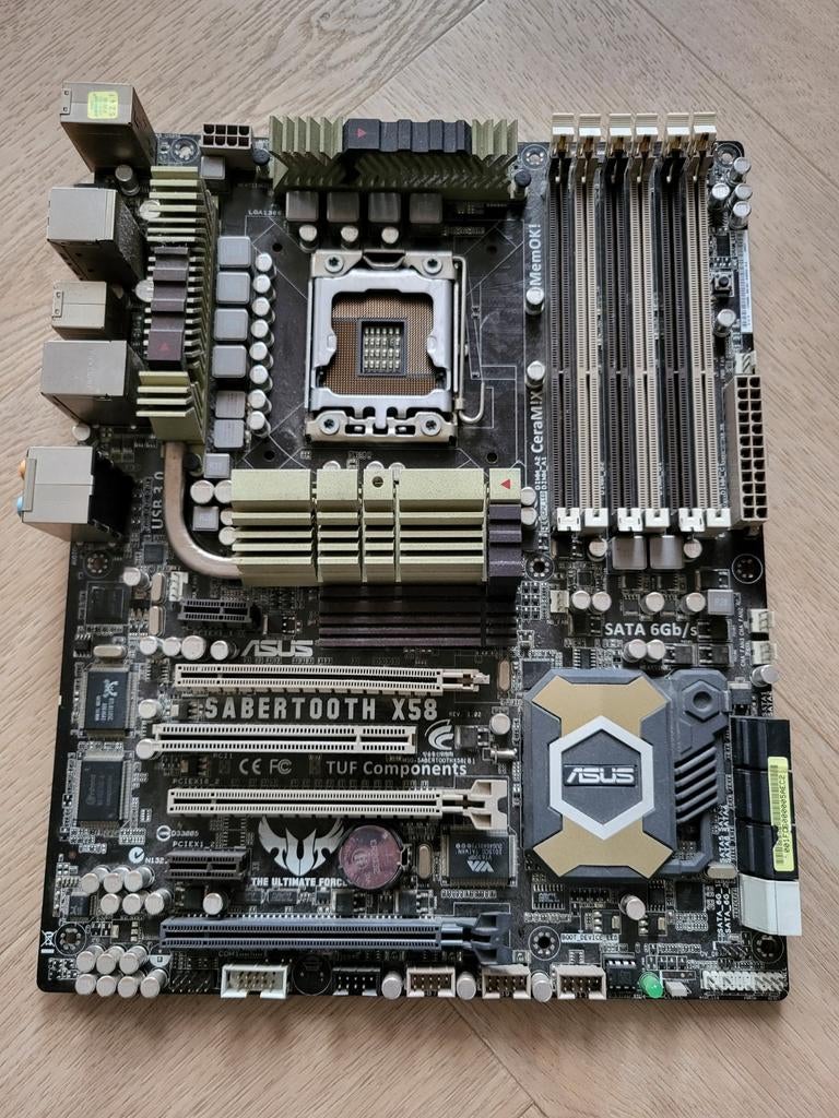 ASUS Sabertooth X58 Moederbord, Computers en Software, Moederborden, Gebruikt, LGA1366, DDR3, Ophalen of Verzenden