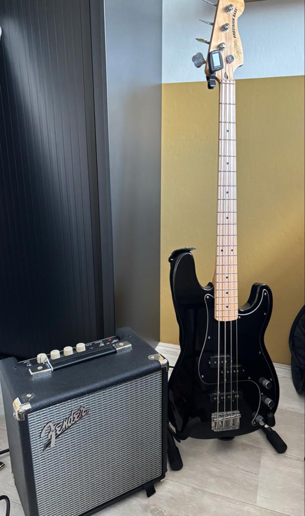Complete Squier Affinity P Basgitaar Set - Z.G.A.N.!, Muziek en Instrumenten, Snaarinstrumenten | Gitaren | Bas, Ophalen, Zo goed als nieuw