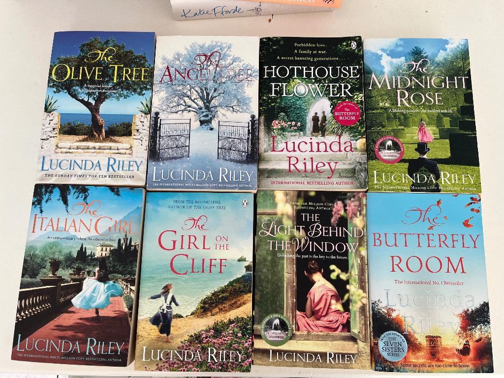 8 Engelse boeken van Lucinda Riley, Gelezen, Lucinda Riley, Ophalen of Verzenden, Nederland