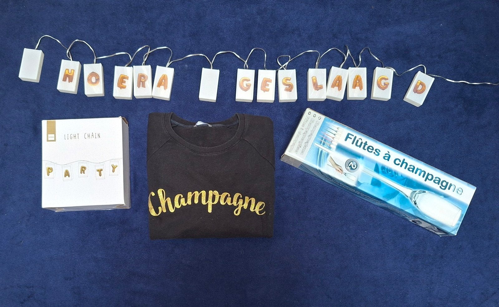 Trui Champagne, Glazen en Lichtslinger Geslaagd, Hobby en Vrije tijd, Feestartikelen, Ophalen of Verzenden, Zo goed als nieuw