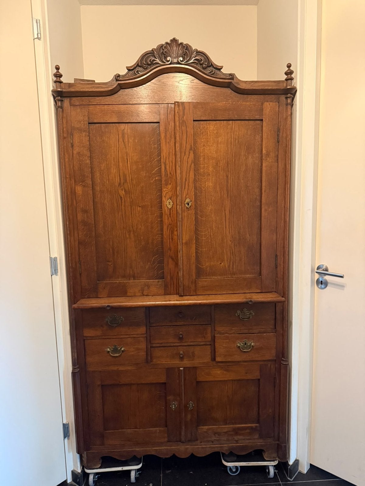 Antiek eikenhouten kabinet, 19e eeuws met rijk snijwerk, Antiek en Kunst, Ophalen of Verzenden