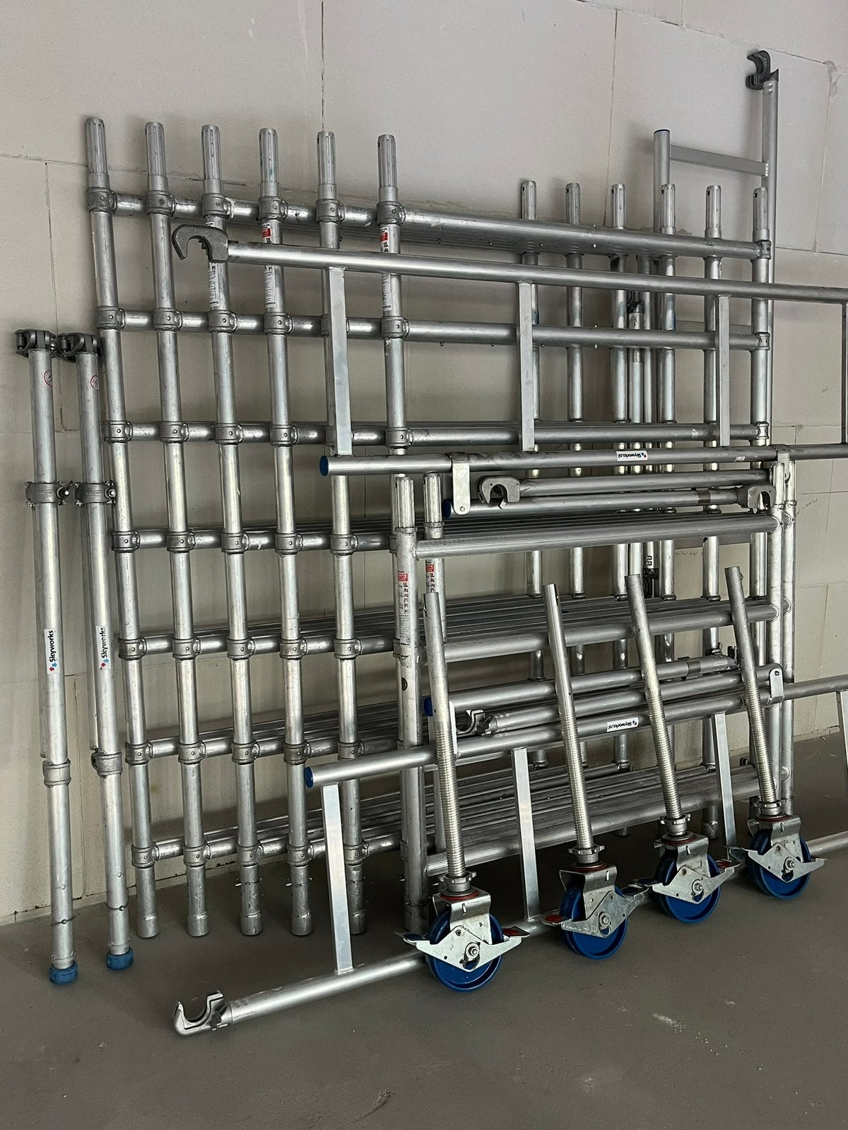 Aluminium Skyworks rolsteiger werkhoogte 8,2 meter TOPSTAAT!, Doe-het-zelf en Verbouw, Steigers, Ophalen of Verzenden, Zo goed als nieuw