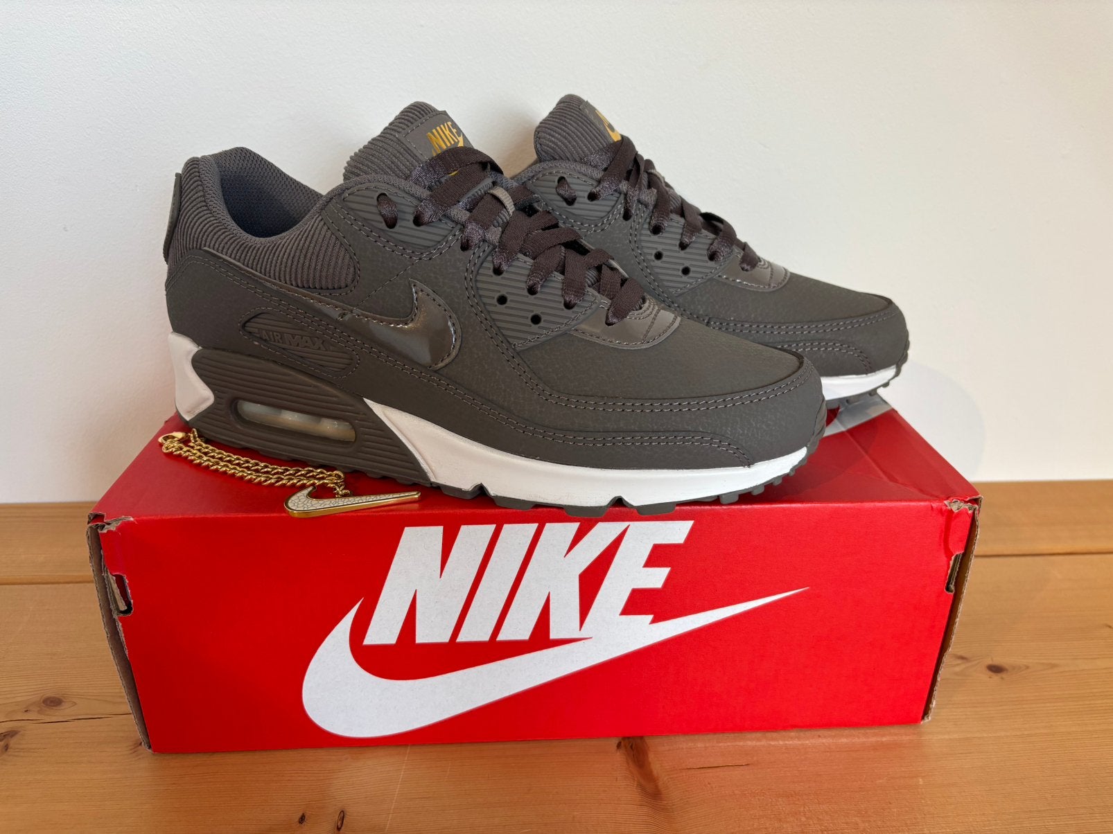 Te koop: nike air max 90 cave stone, Kleding | Dames, Nieuw, Ophalen of Verzenden, Sneakers of Gympen, Grijs