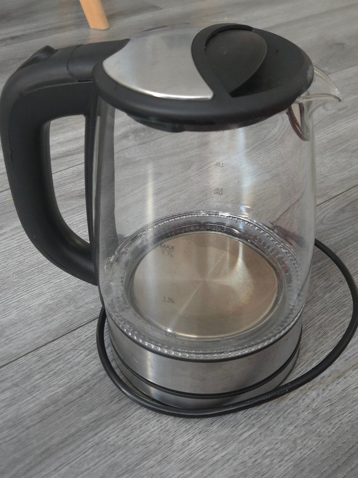 Emerio waterkoker – alleen voet/basis werkt (voor onderdelen, 1 tot 2 liter, Ophalen, Niet werkend, Rvs