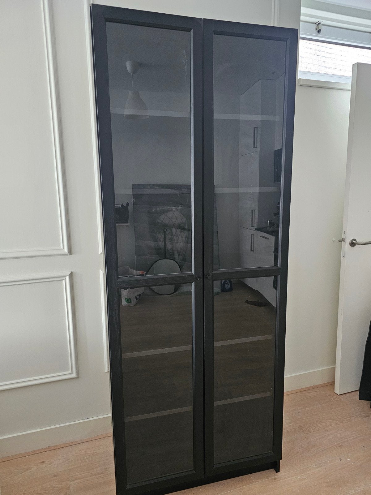 IKEA Billy Boekenkast met glazen deuren (zwart), Met deur(en), Zo goed als nieuw, Modern, 25 tot 50 cm