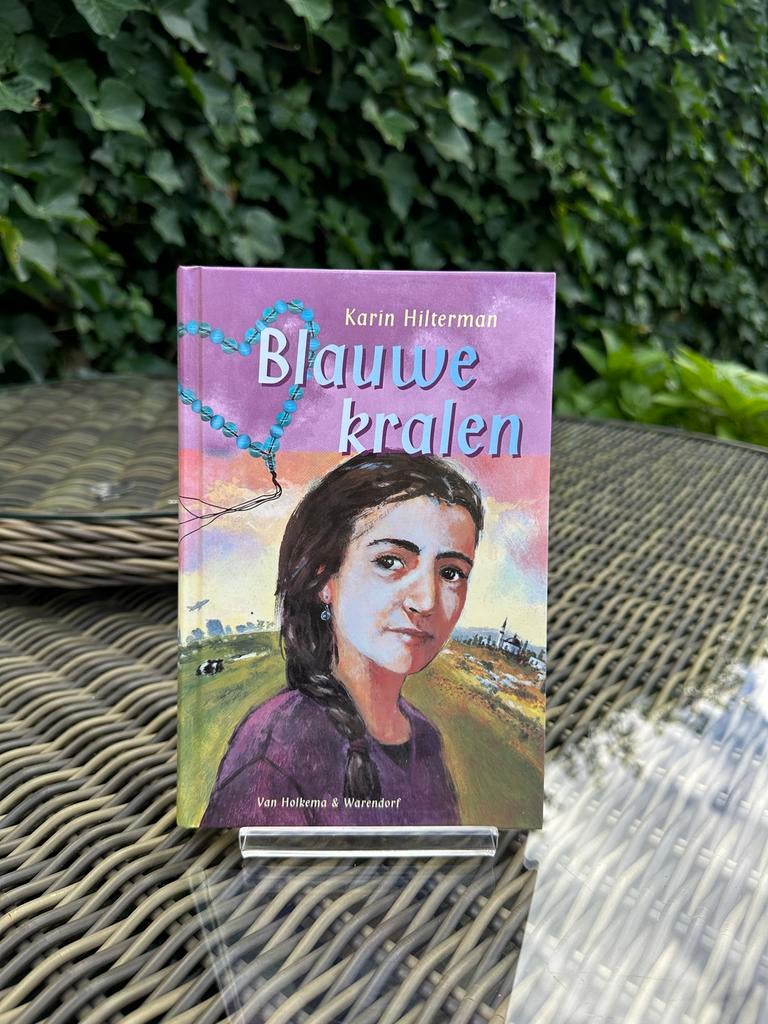 Blauwe kralen - Karin Hilterman, Ophalen of Verzenden, Zo goed als nieuw, Fictie