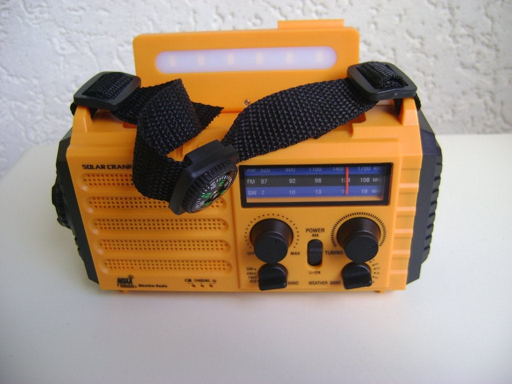 nieuwe nood radio 5in1met o.a zaklamp knipper signaal sos al, Ophalen of Verzenden, Nieuw, Overige typen