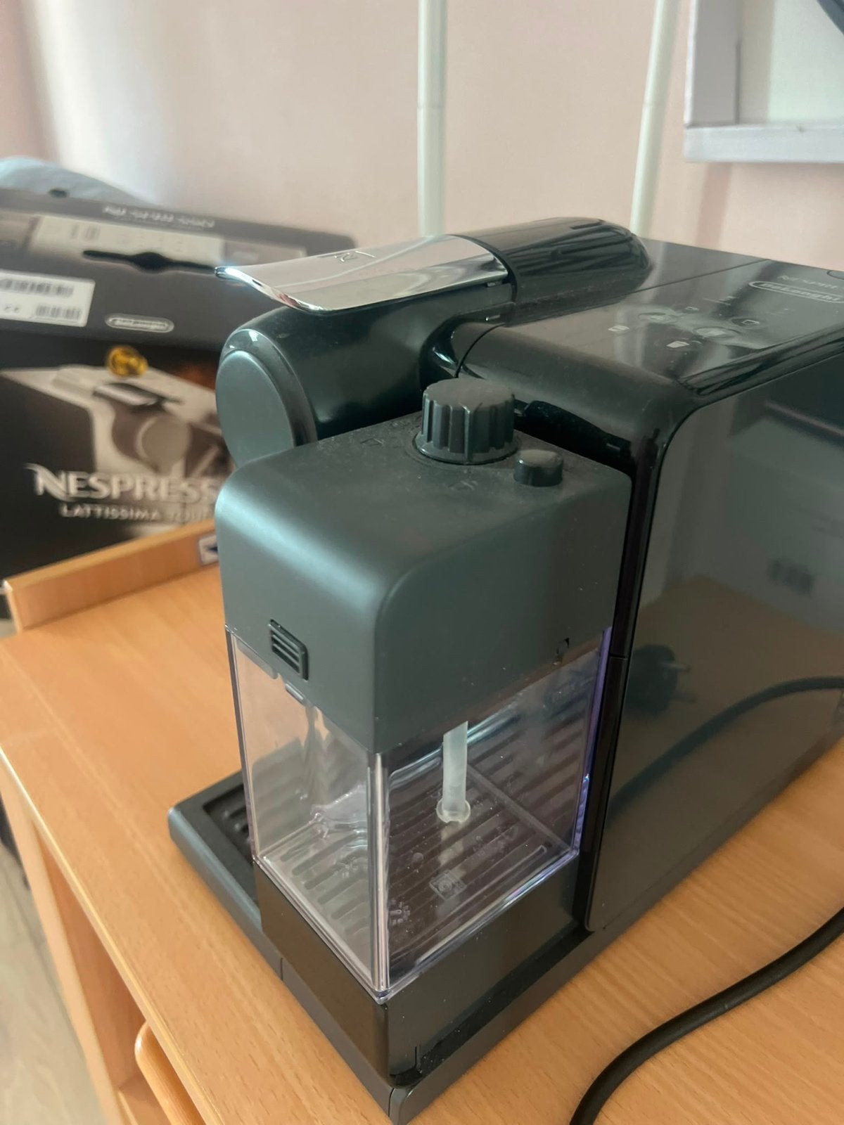 Nespresso De'Longhi Lattissima Touch Koffiemachine Zwart, Gebruikt, Koffiemachine, Ophalen of Verzenden, 2 tot 4 kopjes