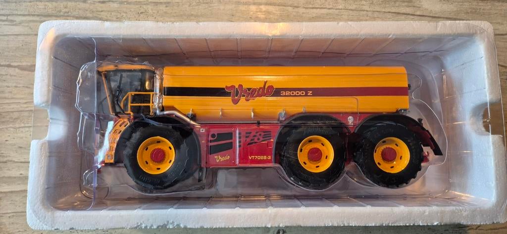 Vredo VT7028-3 32000 Z, Hobby en Vrije tijd, Modelauto's | 1:32, Ophalen of Verzenden, Nieuw, Tractor of Landbouw, Overige merken