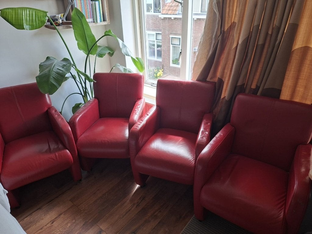 4 rode leren stoelen op wielen, Huis en Inrichting, Ophalen, Gebruikt, Leer, Vier