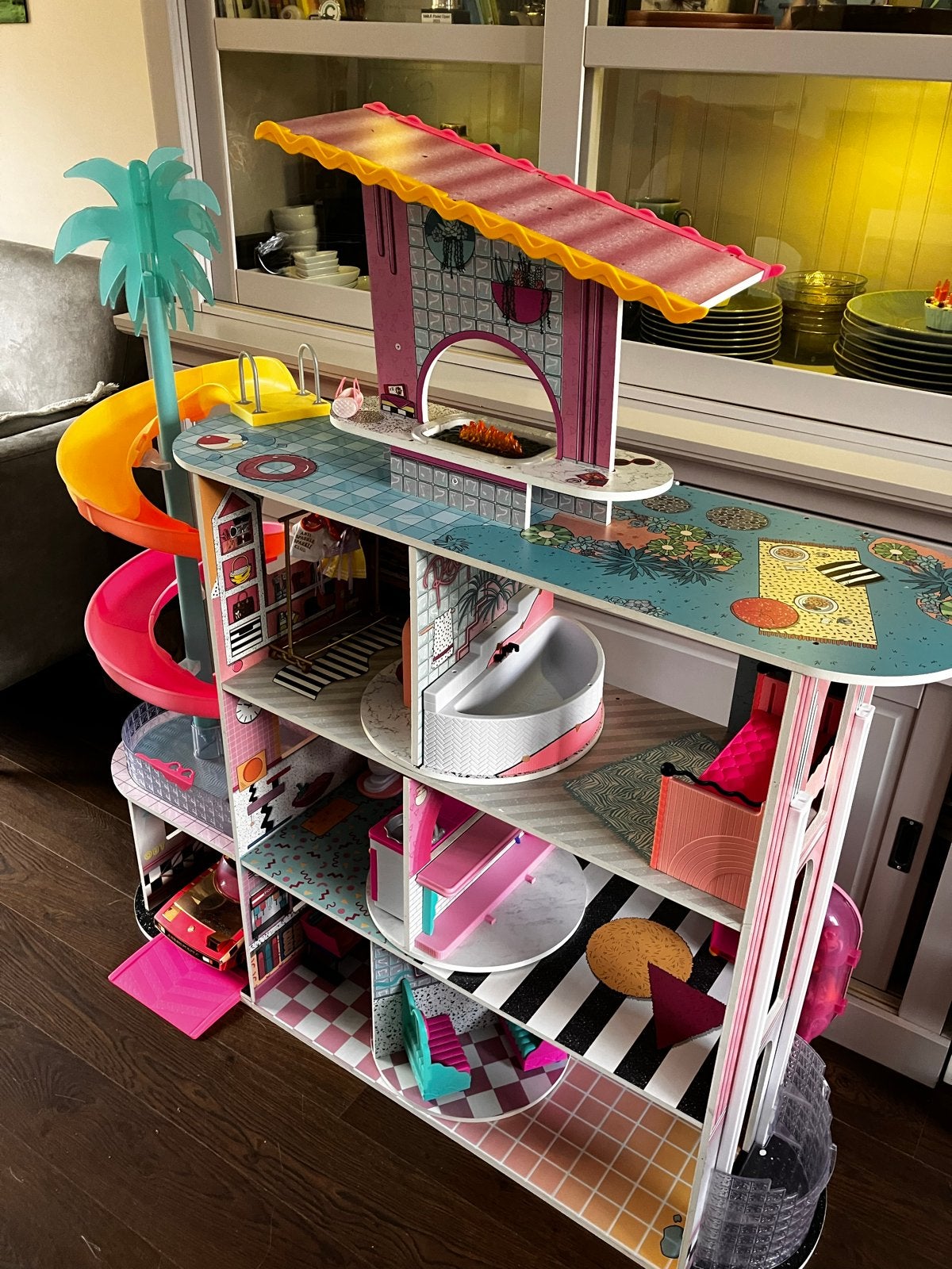 Groot poppenhuis met auto, scooters en accessoires, Ophalen, Zo goed als nieuw, Overige typen