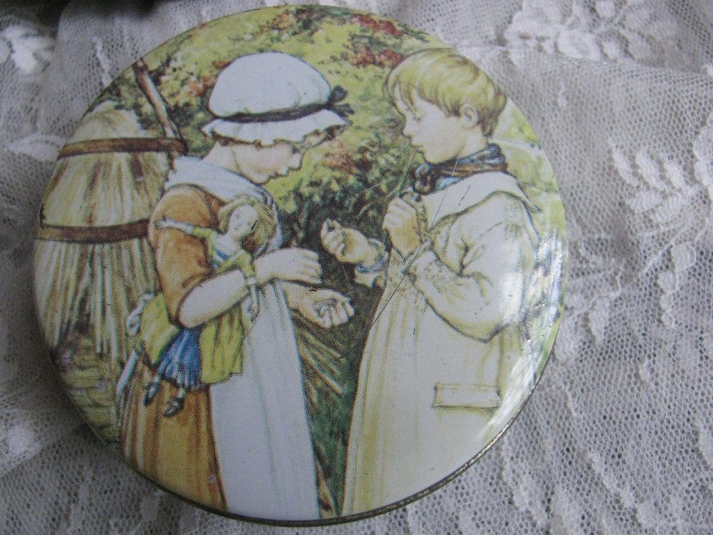 Vintage Engels Blikje - Kinderen met Popje / Cicely M Barker, Antiek en Kunst, Curiosa en Brocante, Verzenden