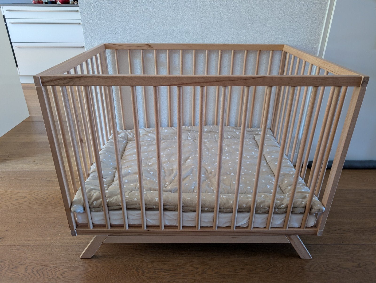 Houten baby box met matras en boxkleed, Kinderen en Baby's, Boxen, Zo goed als nieuw, Rechthoekig, In hoogte verstelbaar, Boxkleed