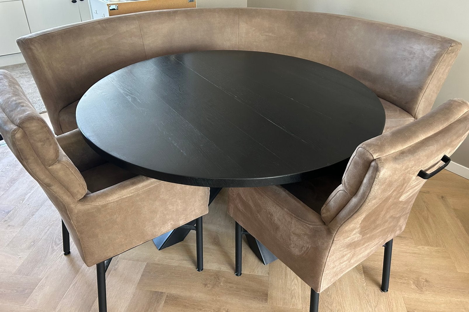Ronde eettafel met bank en twee stoelen (microleder), Ophalen, Zo goed als nieuw, 4 tot 6 stoelen