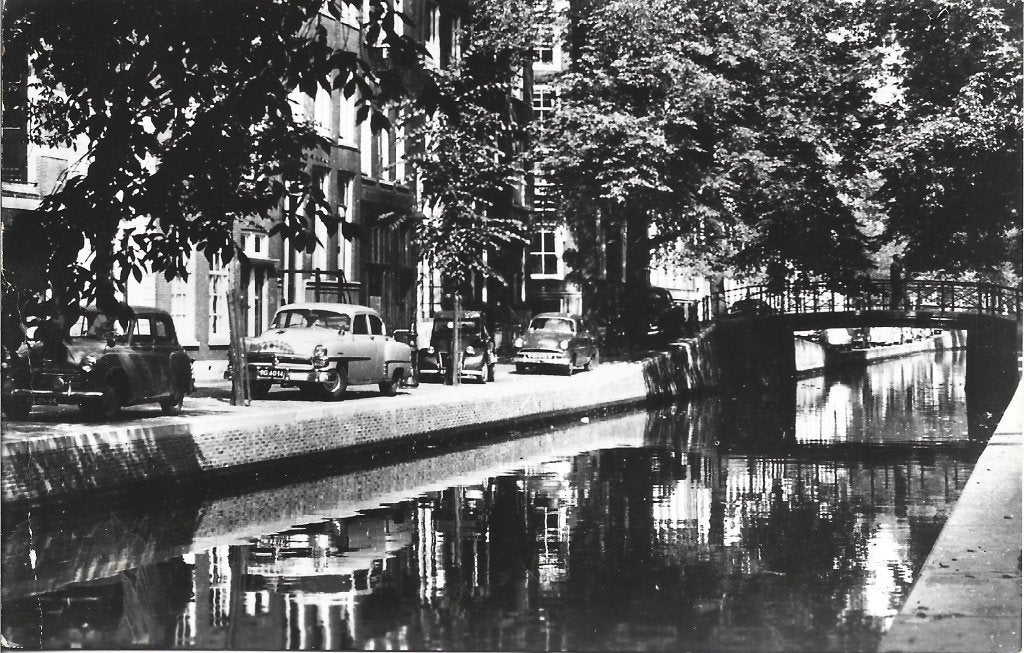 Amsterdam - 8 - Oudezijds Achterburgwal met oldtimers 1957, Ophalen of Verzenden, 1940 tot 1960, Gelopen, Noord-Holland