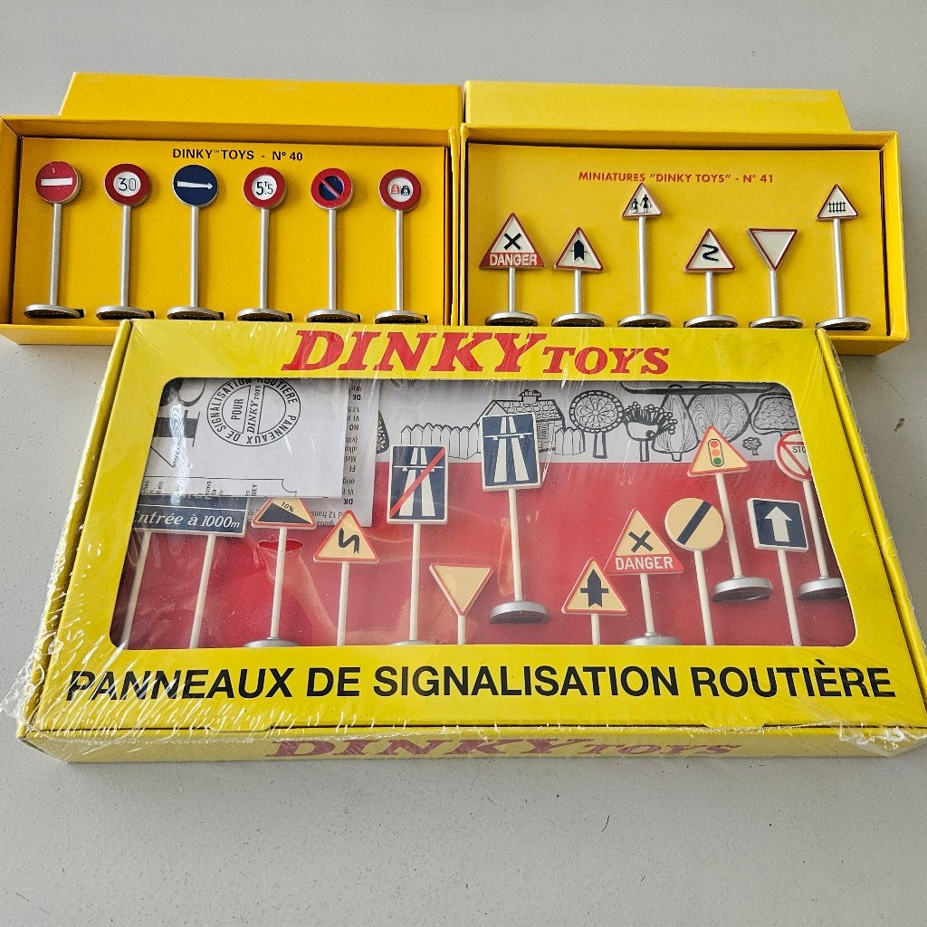 DINKY TOYS/ATLAS: VERKEERSBORDEN 3x , NR.40, 41 en 593, Hobby en Vrije tijd, Ophalen of Verzenden, Nieuw, Overige typen, Dinky Toys