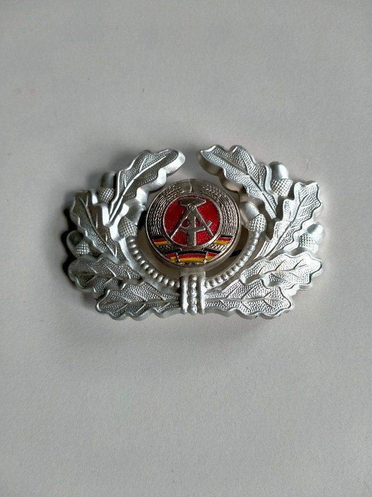 DDR NVA Onderofficier pet embleem, Verzamelen, Verzenden, Landmacht, Duitsland, Embleem of Badge