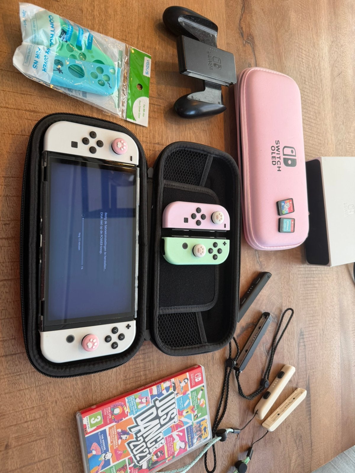Nintendo Switch OLED + 4 Joy-Cons + 2 games + accessoires, Met games, Zo goed als nieuw, Met 3 controllers of meer, Switch OLED