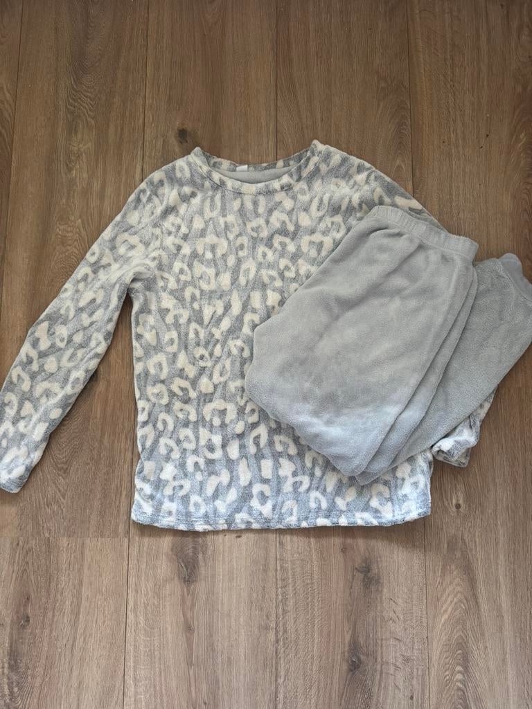Primark grijze fluffy pyjama set tijgerprint maat M, Kleding | Dames, Ophalen of Verzenden, Gedragen, Maat 38/40 (M)