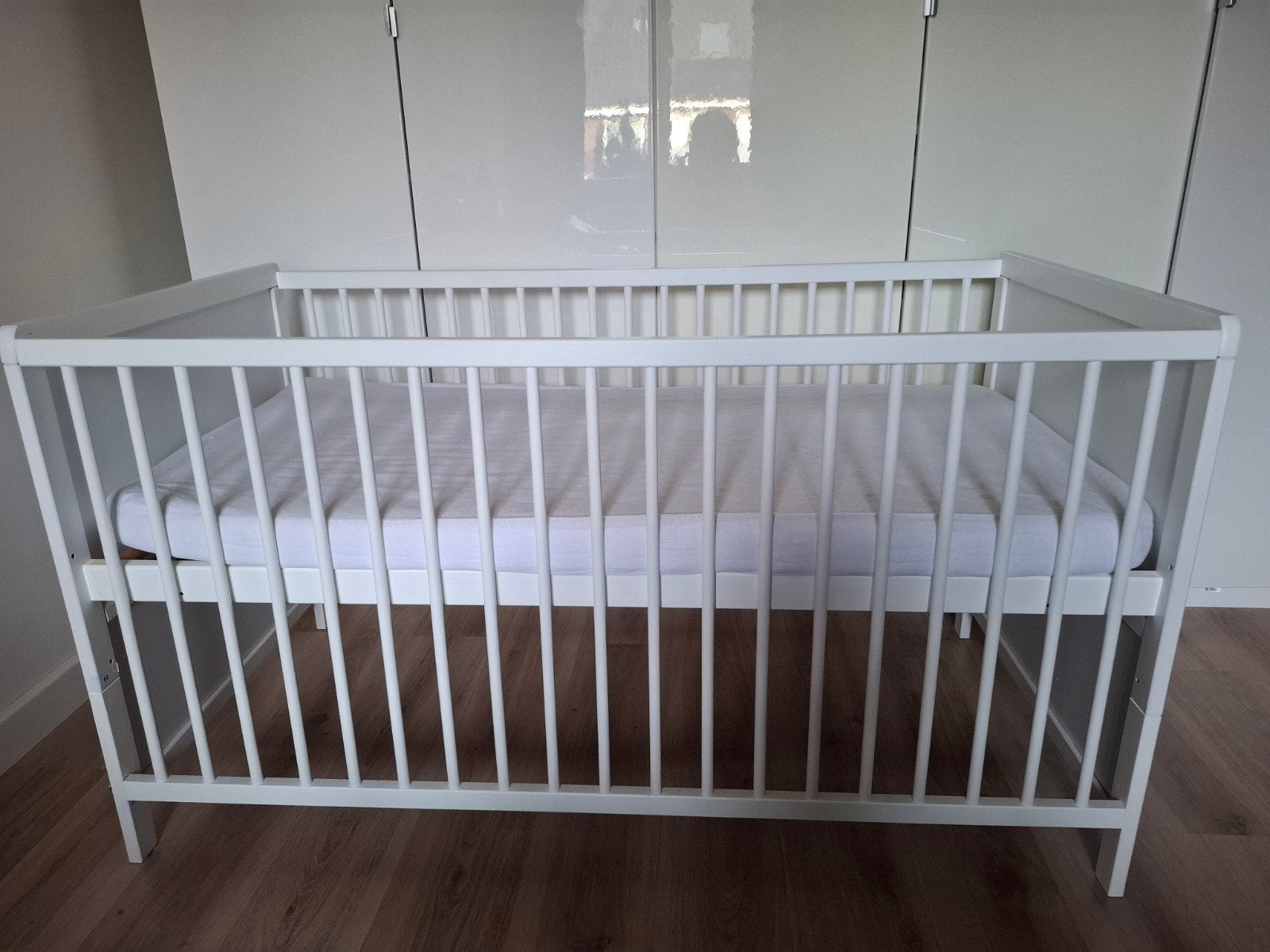 Wit babybedje/ledikant met verstelbare bodem en matras, Kinderen en Baby's, Babywiegjes en Ledikanten, Ophalen, Gebruikt, Ledikant