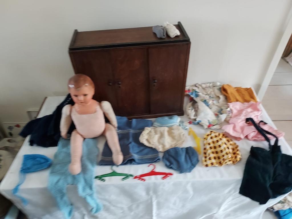 Pop met kleertjes en kledingkast, Kinderen en Baby's, Speelgoed | Poppen, Ophalen, Gebruikt, Overige typen
