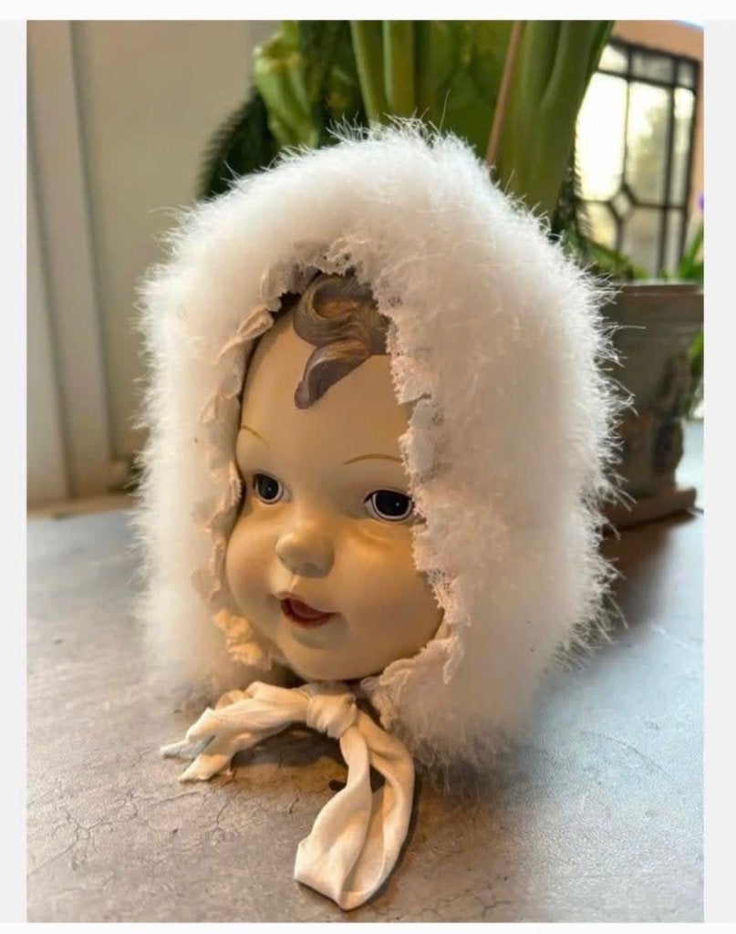 Schattig antiek poppen mutsje met mooie rand, Verzamelen, Poppen, Ophalen of Verzenden, Zo goed als nieuw, X, Kleertjes
