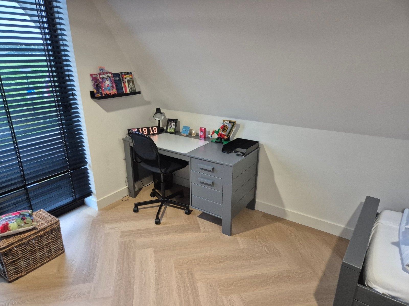 WOOOD Kinderkamer: nachtkastje, Bureau en Kledingkast, 85 tot 100 cm, Ophalen of Verzenden, Zo goed als nieuw, Lattenbodem