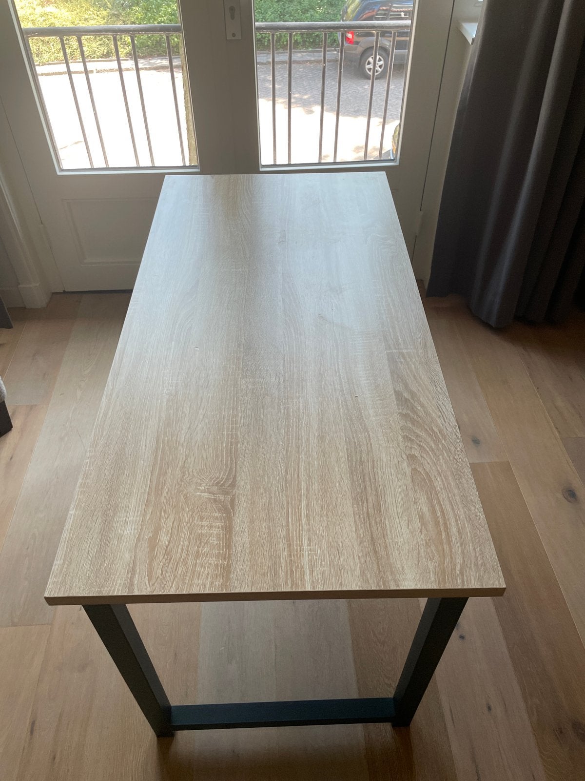 Moderne bureau met metalen onderstel, Ophalen, Zo goed als nieuw