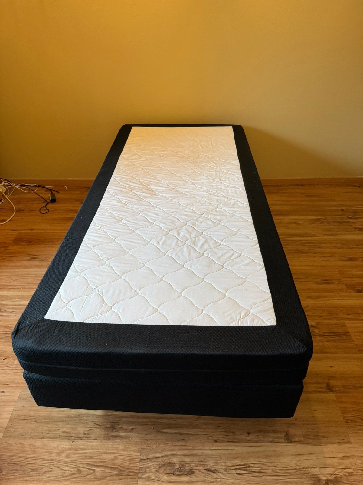 Eenpersoons boxspring - gratis af te halen voor maandag, Ophalen of Verzenden, Zo goed als nieuw, Eenpersoons, 90 cm