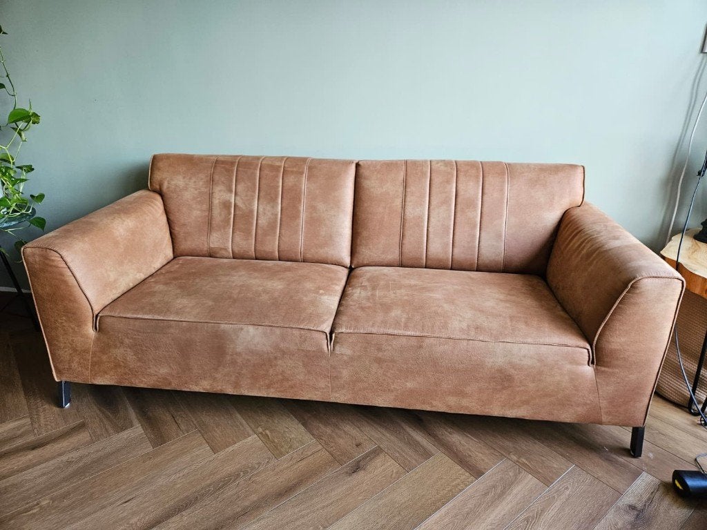 Henders and Hazel Cognac Bank 2,5-zits, Huis en Inrichting, Banken | Bankstellen, Ophalen, Retro, Landelijk, Gebruikt, 150 tot 200 cm