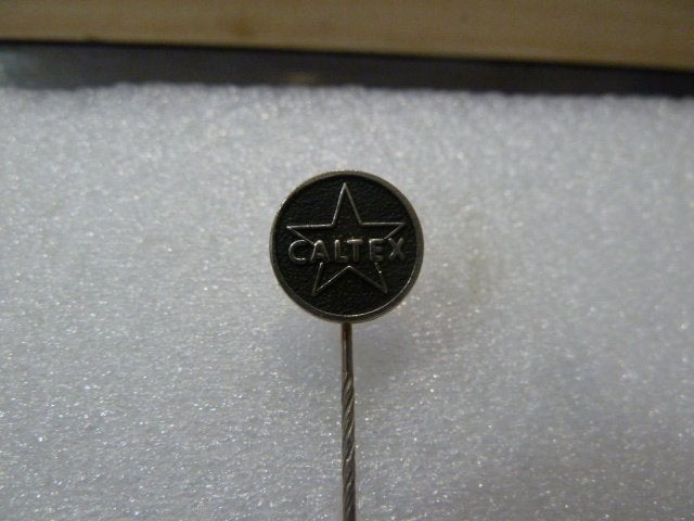 Vintage Caltex Speldje - Olie Maatschappij Pin, Verzamelen, Ophalen of Verzenden, Gebruikt, Merk, Speldje of Pin