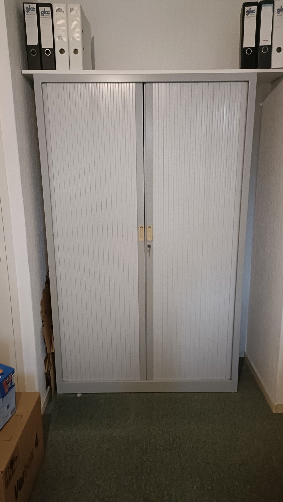 Archief kast staat in HILVERSUM, Huis en Inrichting, Kasten | Roldeurkasten en Archiefkasten, Ophalen, 25 tot 50 cm, 150 tot 200 cm