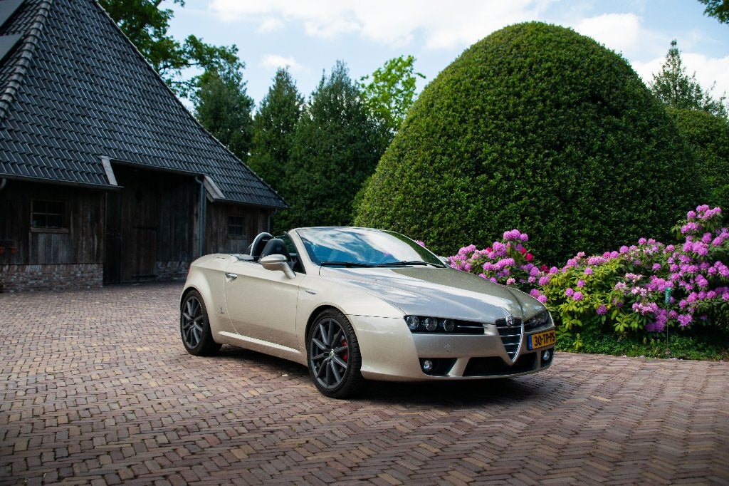 Alfa Romeo 939 Spider 2.2 JTS in de unieke kleur Oro Soave, Auto's, Zwart, 4 cilinders, Cabriolet, 1505 kg