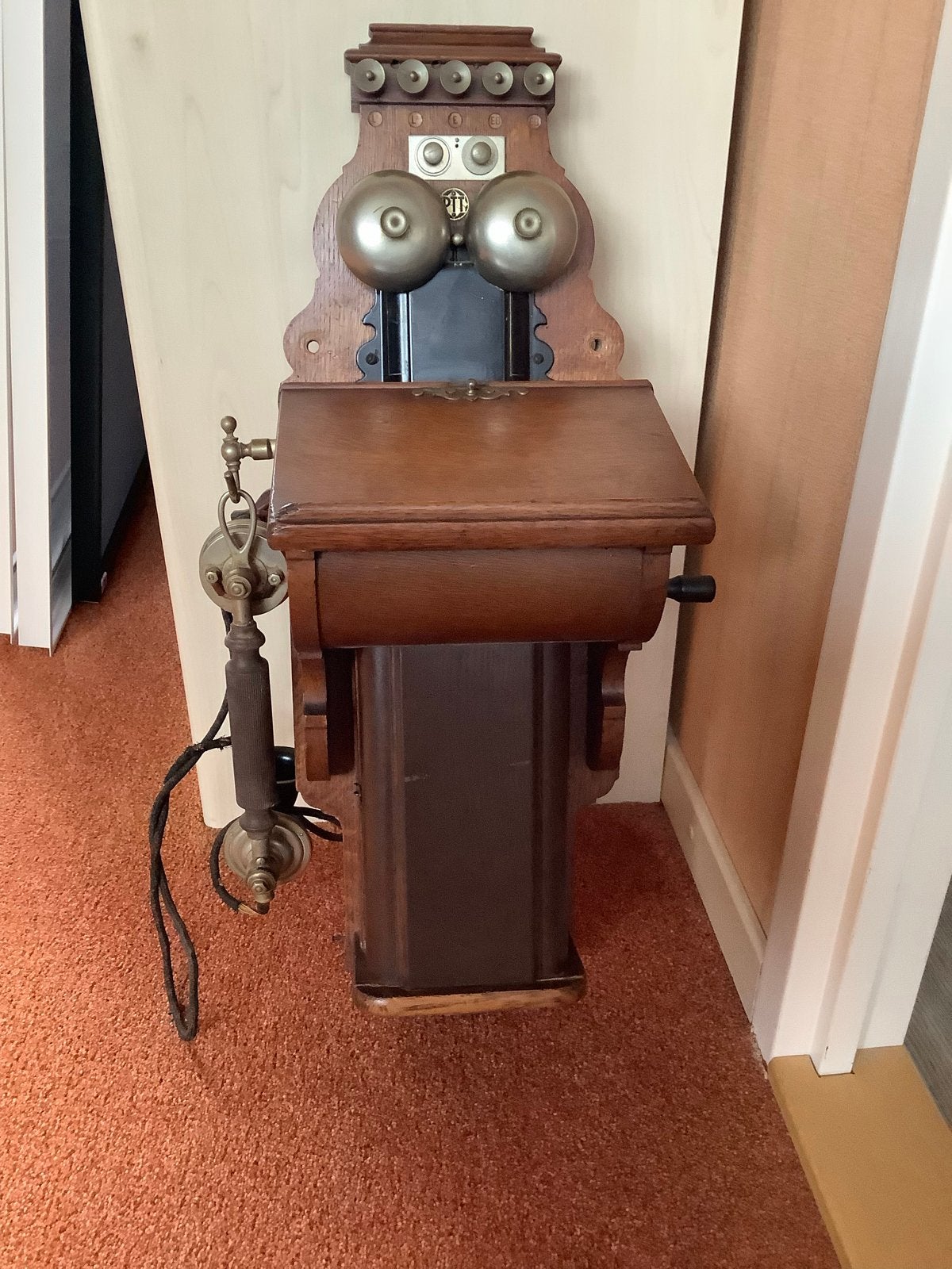 Antieke PTT Wandtelefoon, Ophalen