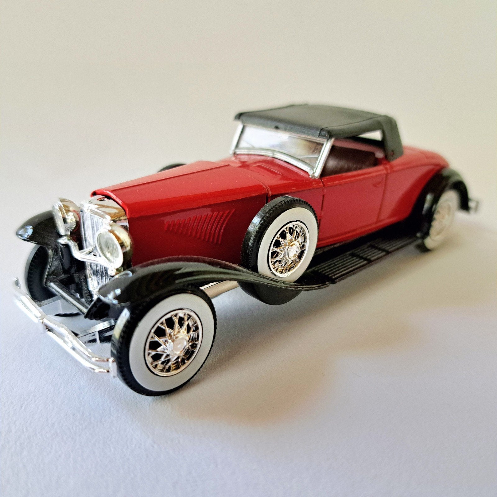 Duesenberg J Model 1932 Schaalmodel Rood Zwart, Ophalen of Verzenden, Zo goed als nieuw, Auto, Solido