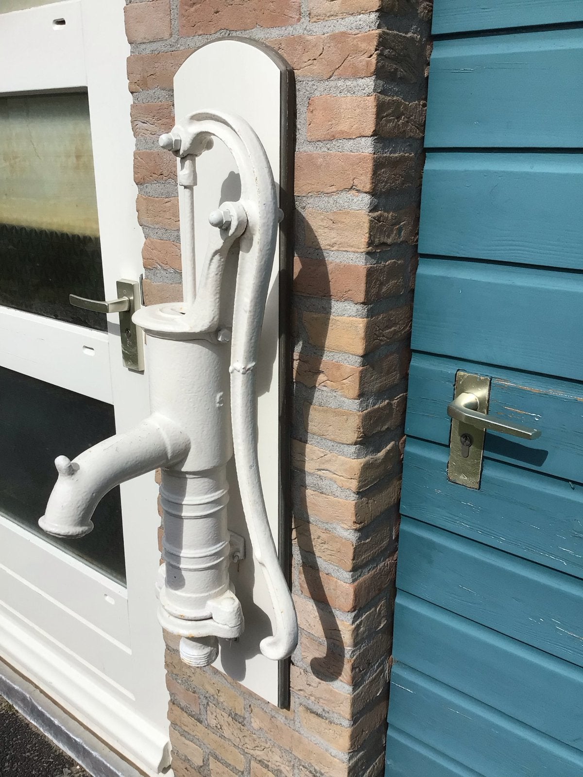 Antieke hand waterpomp decoratie op hout, Ophalen