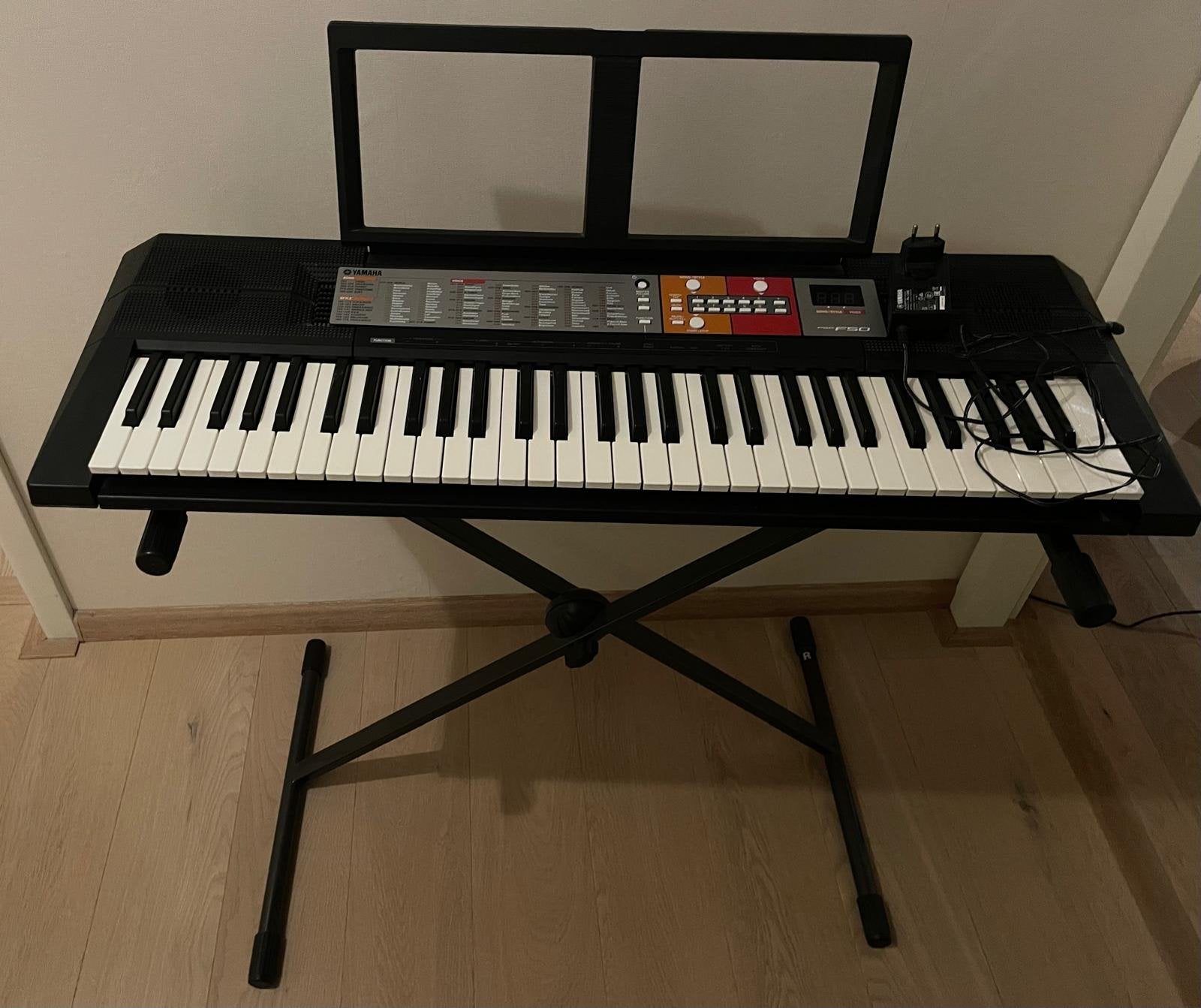 Yamaha Keyboard met standaard, bladmuziekhouder en adapter, Ophalen, Yamaha, Met standaard, 61 toetsen