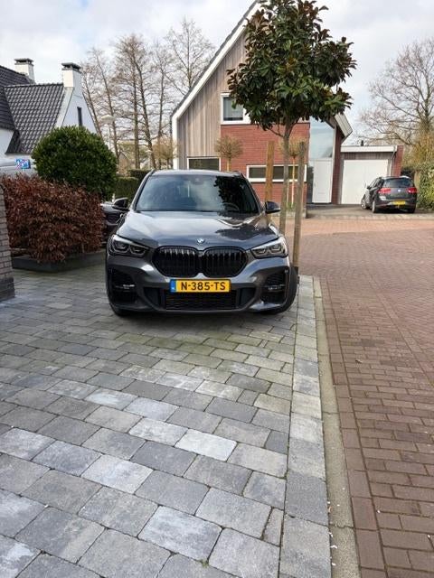 BMW X1 sDrive18i M Sport Automaat | 2022 | Panoramadak, Zwart, USB, 75 €/maand, Particulier
