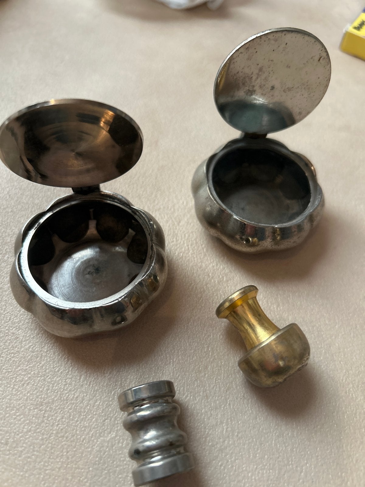 Vintage Zilverkleurige Pillendoosjes met Accessoires, Ophalen of Verzenden