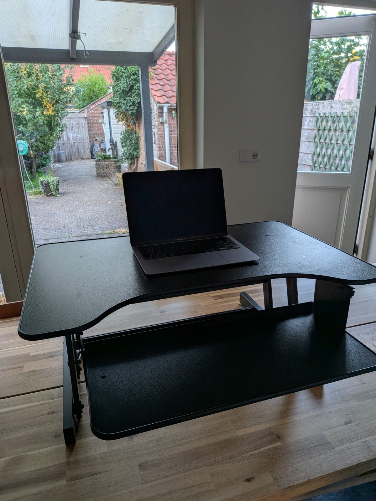 Sta zit verhoger voor op bureau, Ophalen