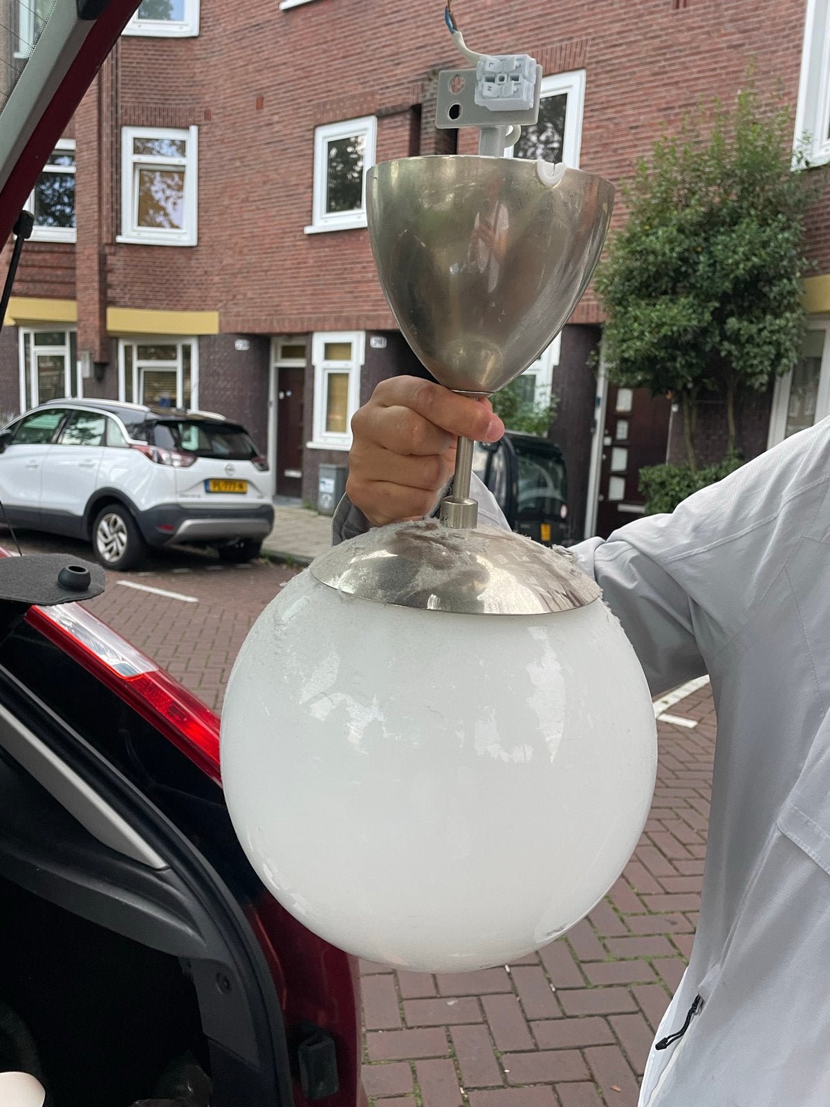 Witte glazen bol hanglamp met metalen armatuur, Minder dan 50 cm, Gebruikt, Ophalen of Verzenden, Glas