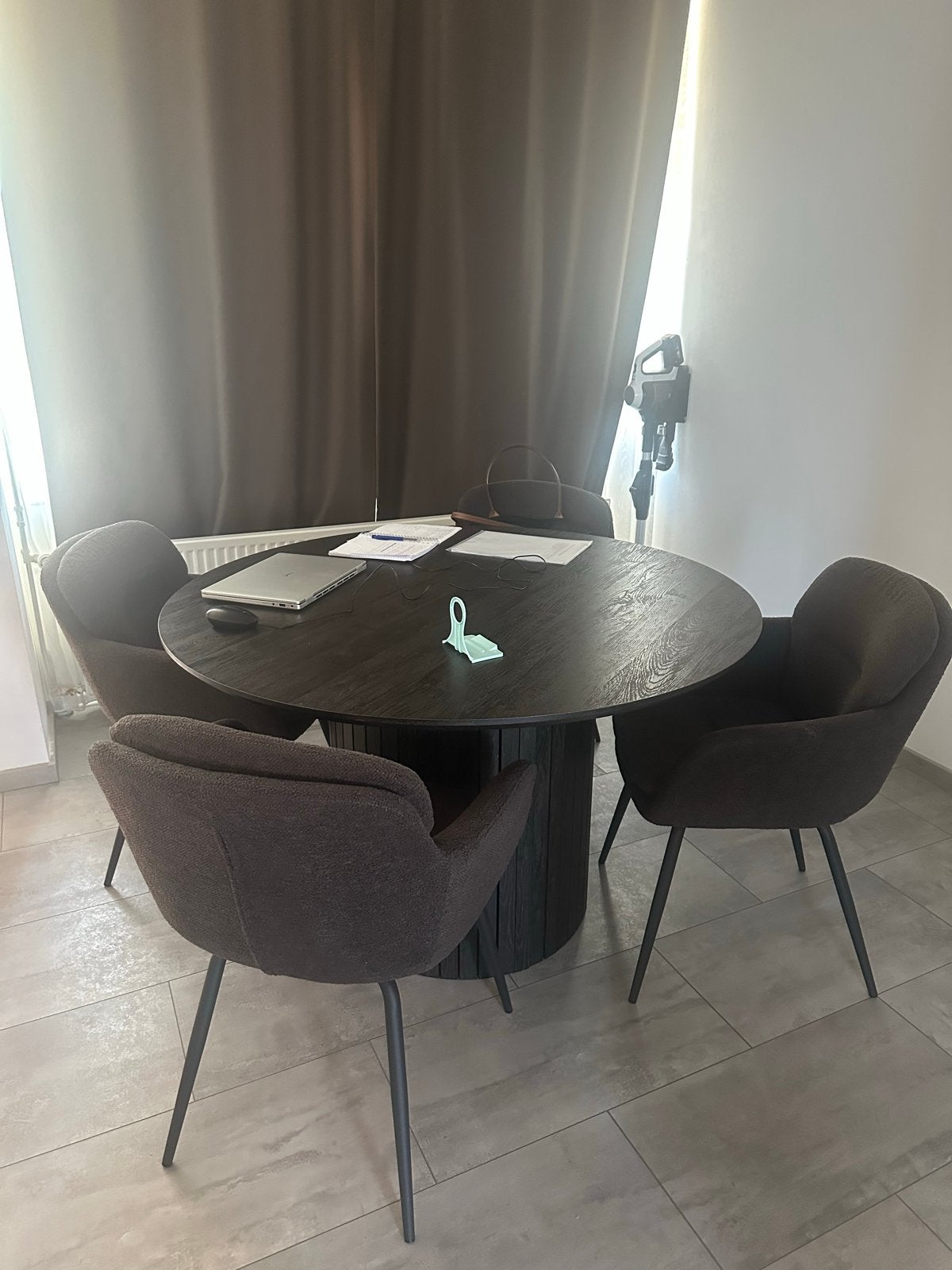 Moderne ronde eettafel met 4 stoelen, Ophalen, 100 tot 150 cm, Rond, Zo goed als nieuw